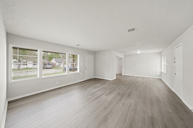 Building Photo - 2253 Collier St