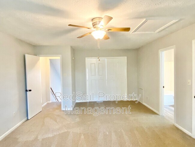 Building Photo - 384 Kinsmen Way