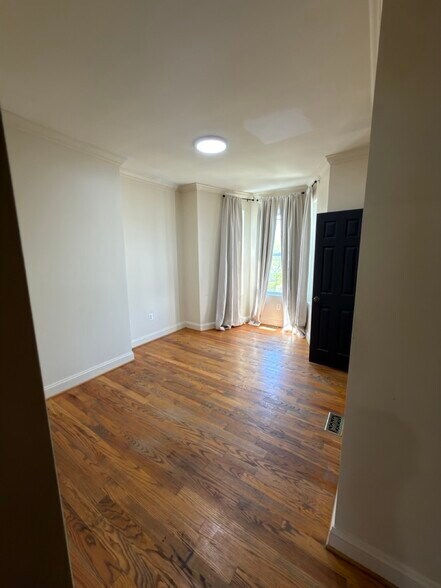 Primary bedroom - 1727 New Jersey Ave NW