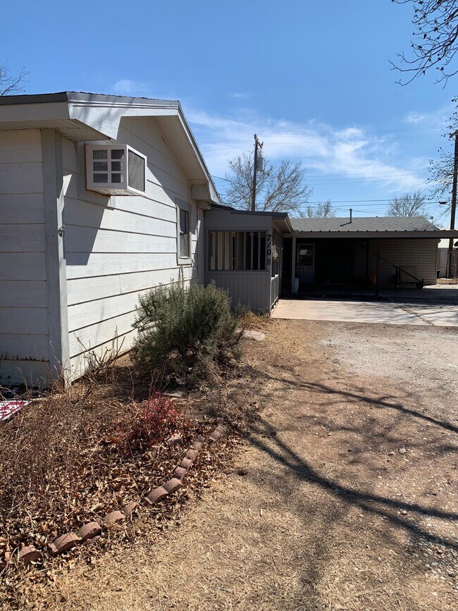 Building Photo - 710 12th St