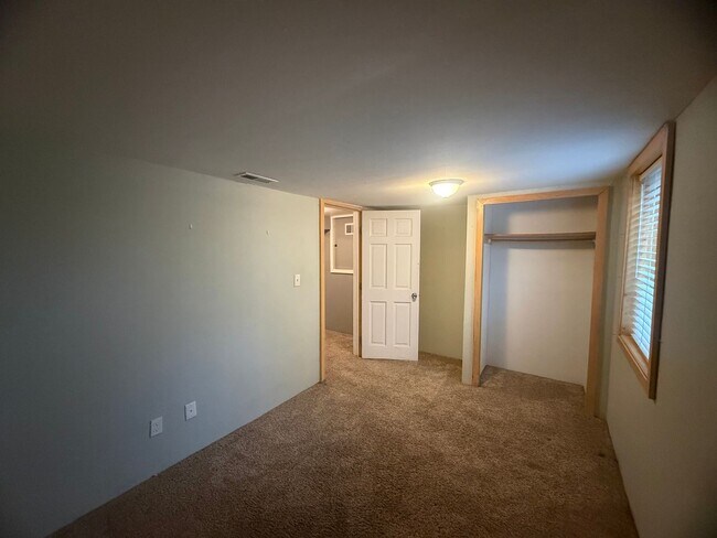 Building Photo - Spacious four-bedroom, two bathroom, pet friendly home!