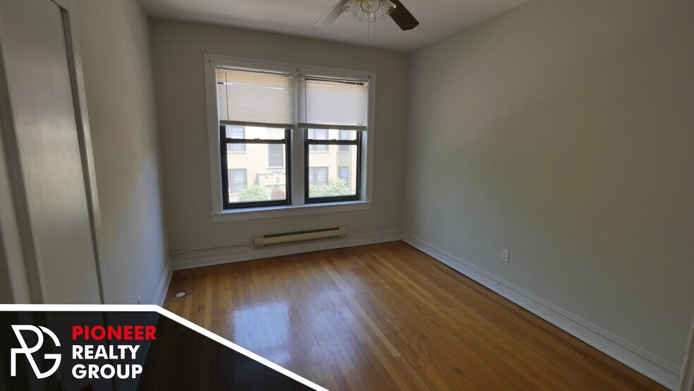 Building Photo - 1129 W Oakdale Ave