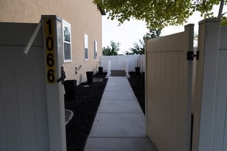 Building Photo - 1066 Searle Ln