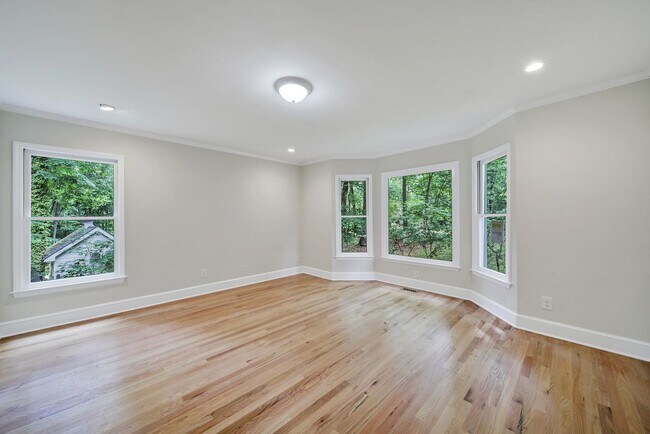Building Photo - Beautiful Five Bed Three and Half Bath Hom...