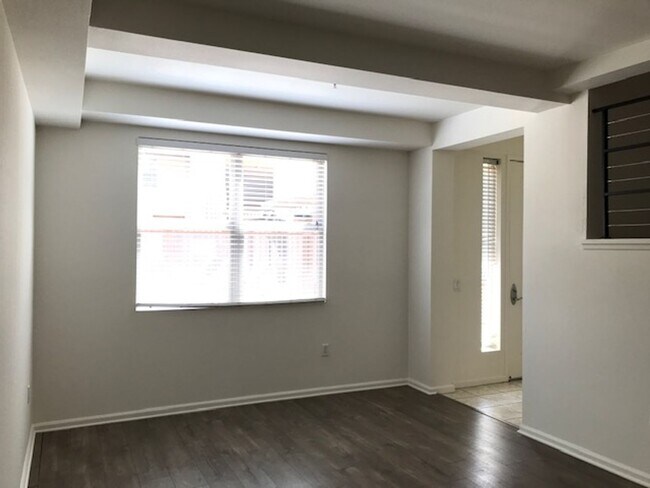 Building Photo - 2BR + 2 1/2BA CONDO AVAILABLE NOW IN BURBANK!
