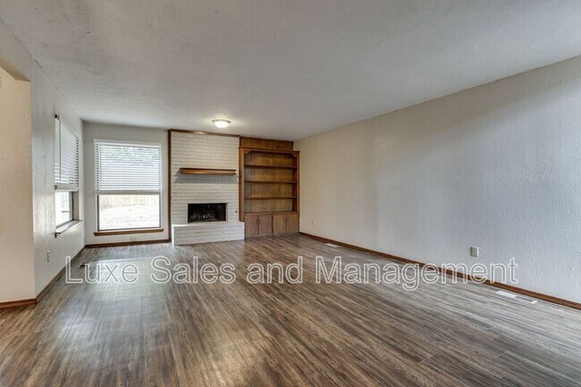 Building Photo - 1705 N Gleason Ave