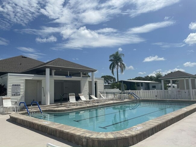 Building Photo - 990 E Sand Cay Ave
