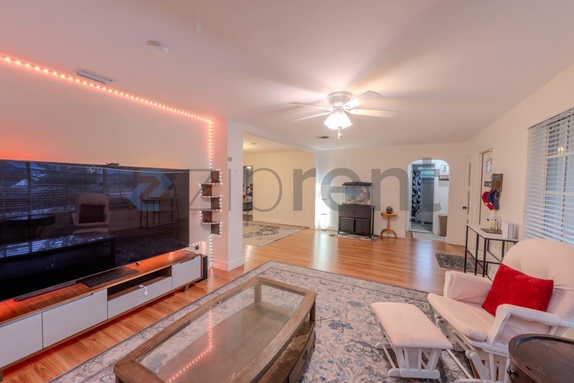 Building Photo - Unit