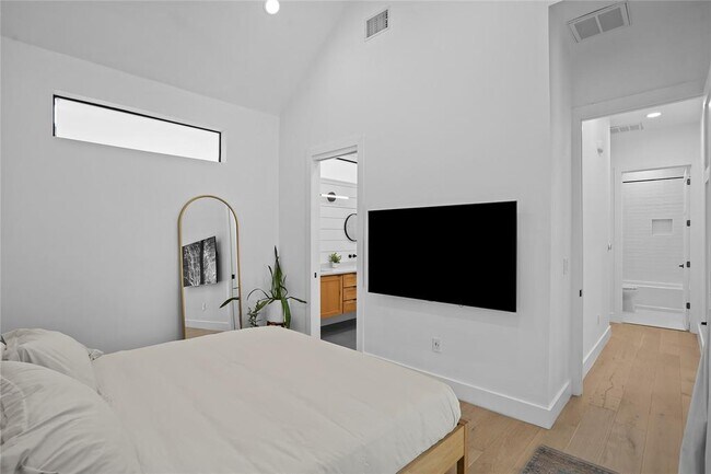 Building Photo - 2216 Lindell Ave