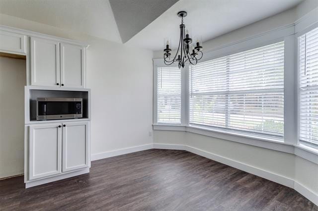 Building Photo - 5922 Royalcrest Dr