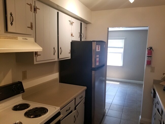 Kitchen - 218 N Poplar St