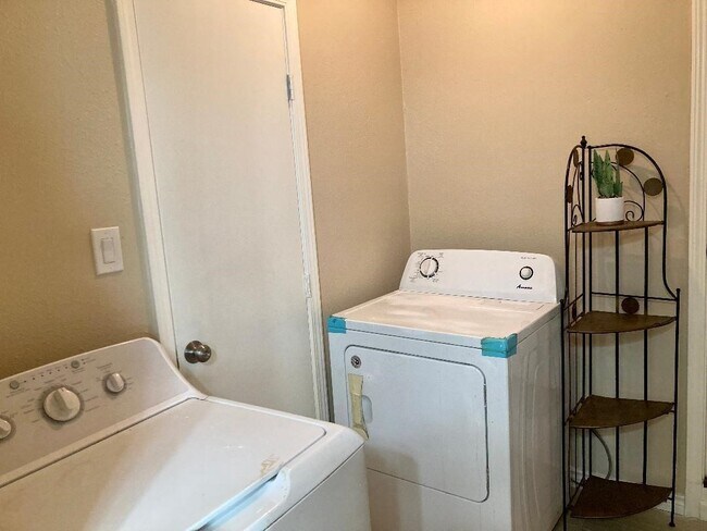 Building Photo - 6834 Driftwood St