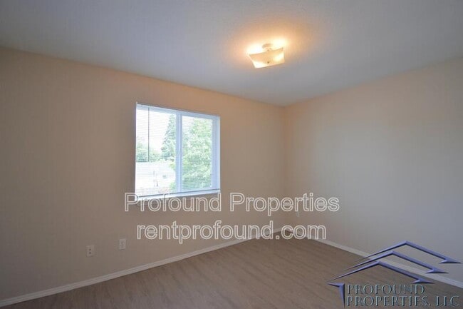 Building Photo - 1448 NE Thomas Ct
