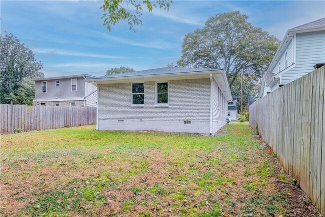 Building Photo - 2431 Crestview Ave