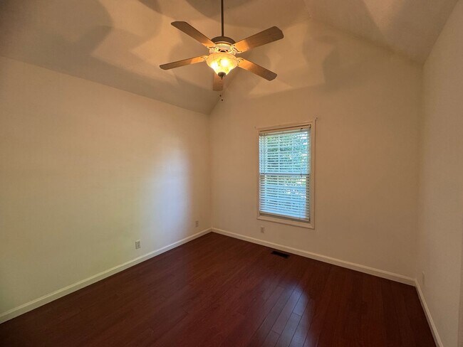 Building Photo - Single Family Home in Clarksville!