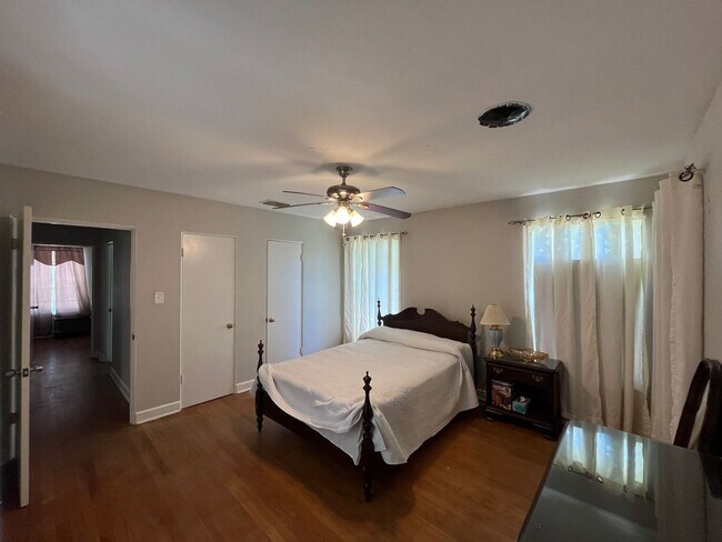 Building Photo - House with Back Apartment in Alameda Estat...