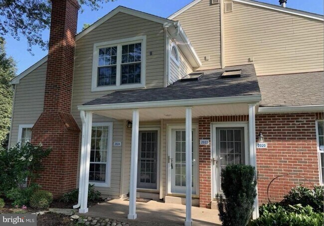 Building Photo - 2022 Beacon Hill Dr