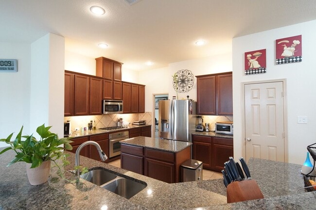 Building Photo - Spacious and well-maintained home located in the established community of Arlington!