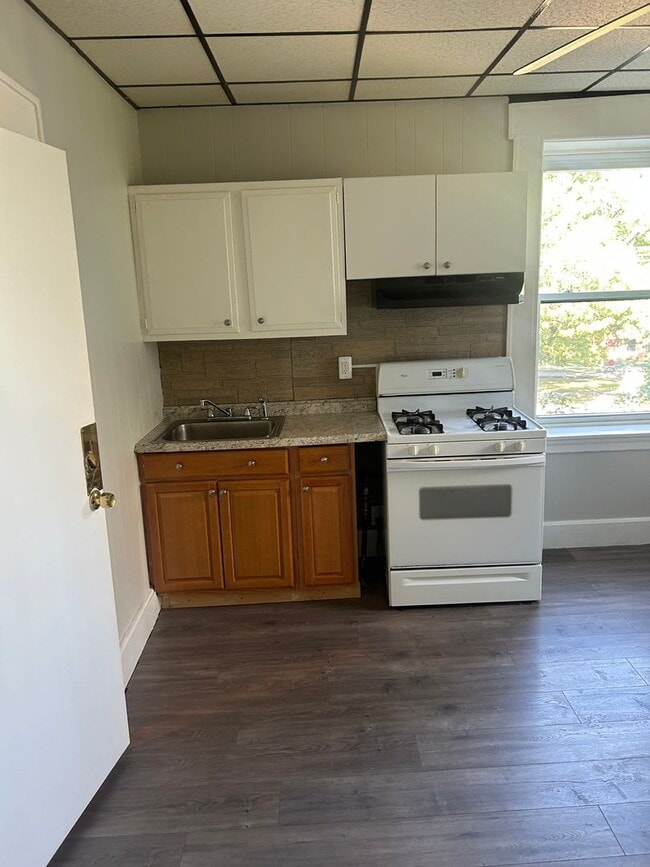 Building Photo - Studio Apartment for Rent – Utilities Included!
