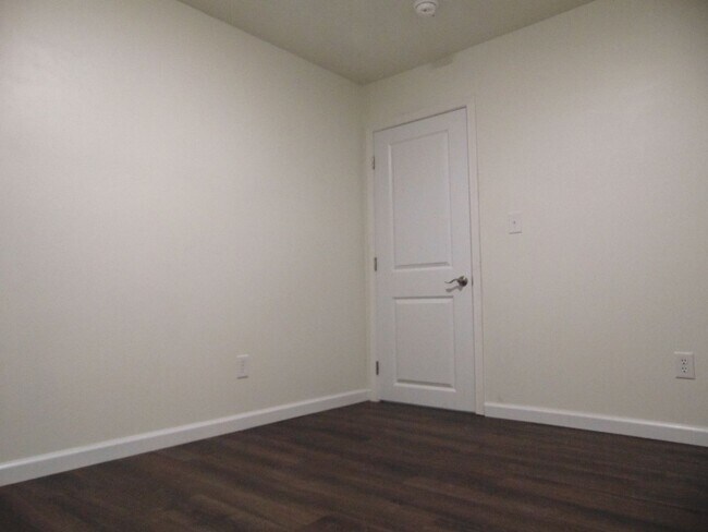 Building Photo - Newly Remodeled 4 Bed 2 Bath Duplex!
