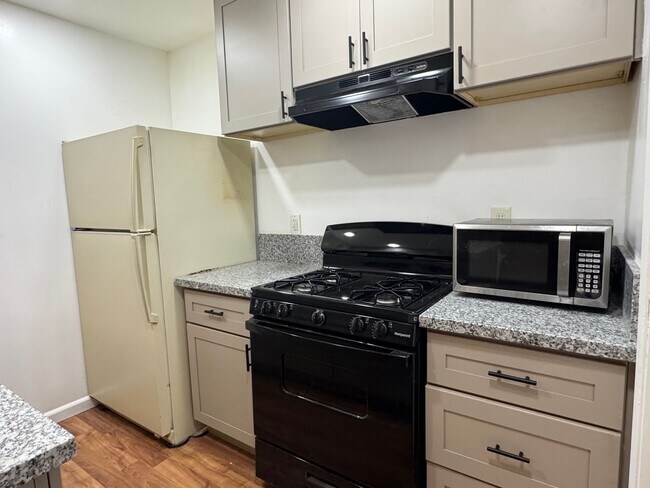 Building Photo - Nicely updated Mequon Condo