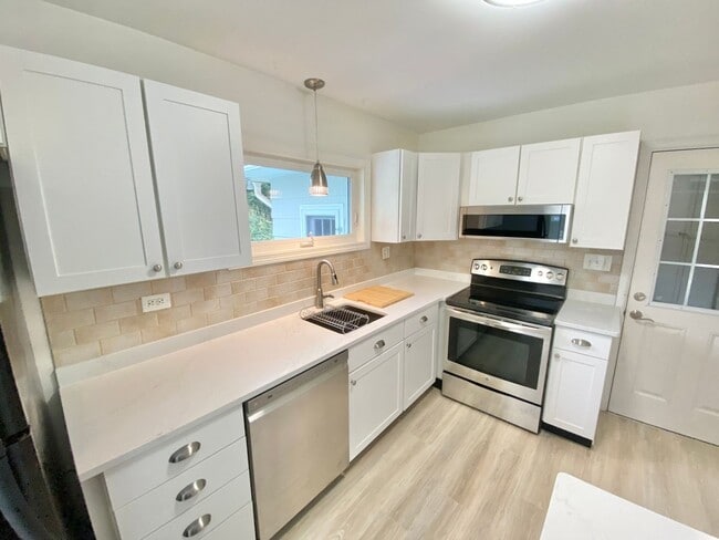 Building Photo - 3 Bedroom House South End Neighborhood Burlington Available in September !