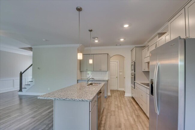 Building Photo - 323 Colonnades Dr