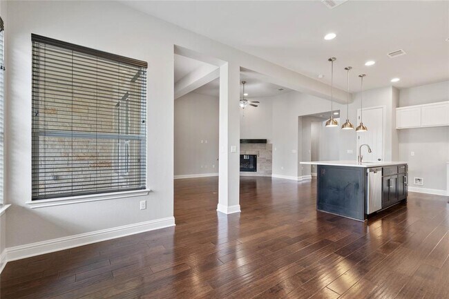 Building Photo - 5009 Mandevilla Dr
