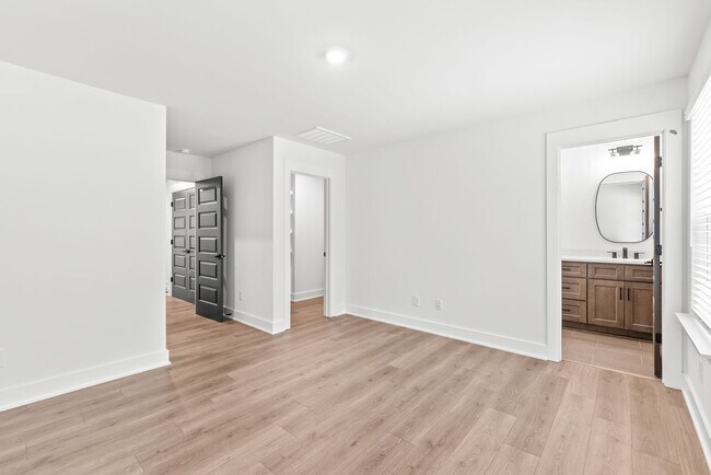 Building Photo - Move-in Ready Modern Townhome!!