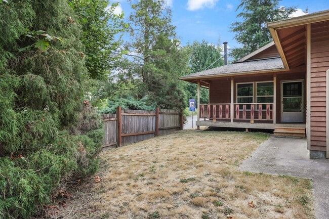 Building Photo - MOVE IN READY! Tumwater rambler 2 beds plus den 1.5 baths. No Pets.