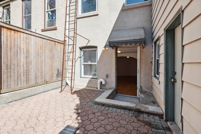 Building Photo - 113 Sussex St