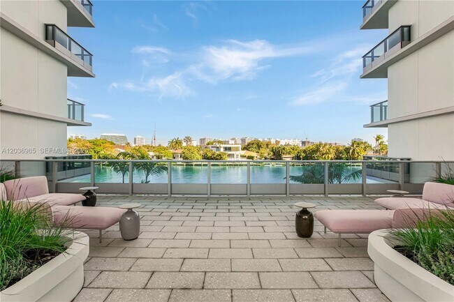 Building Photo - 9221 E Bay Harbor Dr