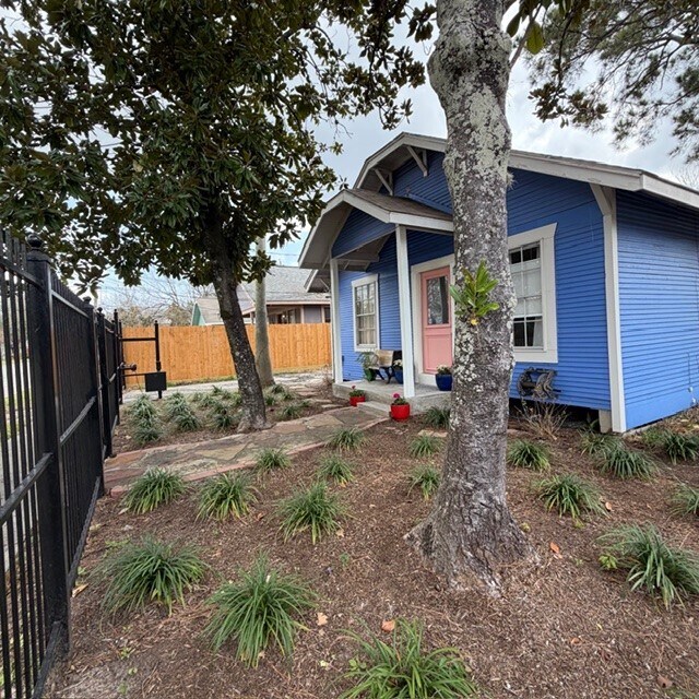 Building Photo - 520 W 14th St