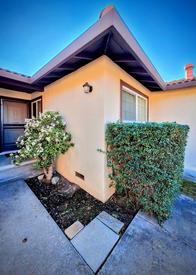 Building Photo - Charming 2bd Duplex With Private Yard & Garage