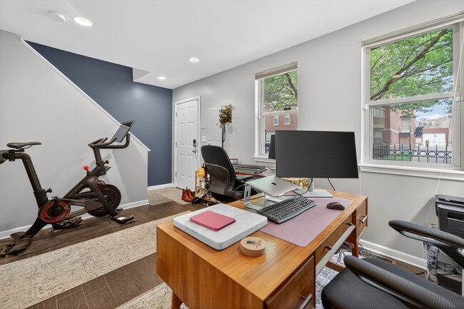 Building Photo - 1409 N Burling St