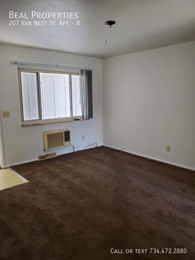 Building Photo - 207 Van Nest St