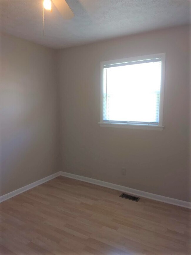 Building Photo - 137 Prentice St