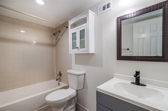 Building Photo - 2106 Lamplight Village Cir