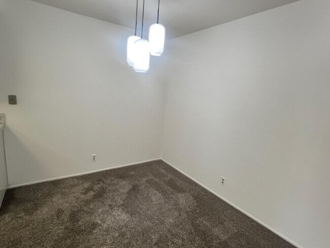 Building Photo - 1018 Cedar Gables Dr