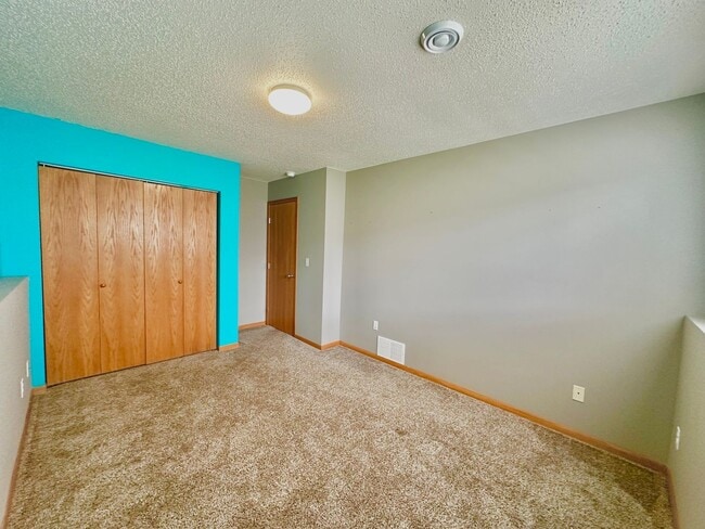 Building Photo - 3 Bed, 2 Bath Twinhome!