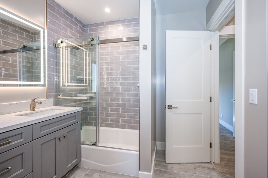 Building Photo - 494 S Marengo Ave