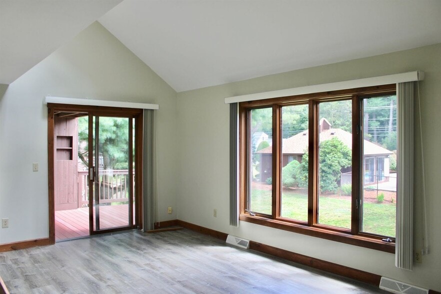 Building Photo - 5 Cornwall Ln