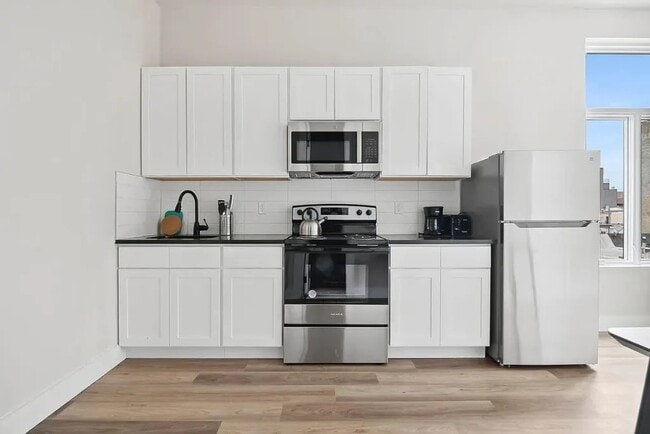 Building Photo - Furnished room/NOT APARTMENT