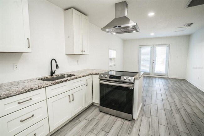 Building Photo - 1007 E 32nd Ave