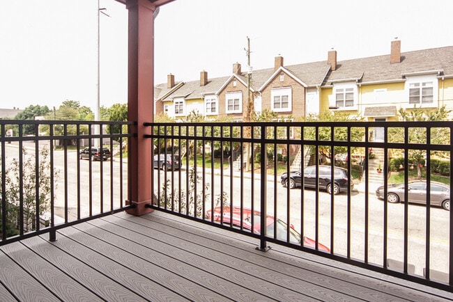 Building Photo - 2 Bedroom Townhome in Chatham Arch