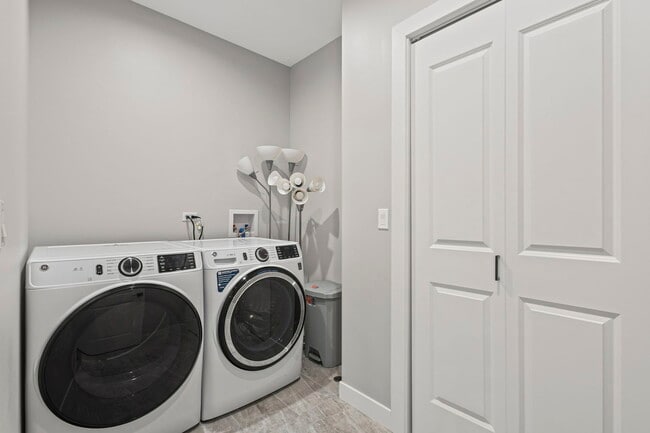 Building Photo - 6246 N Pulaski Rd