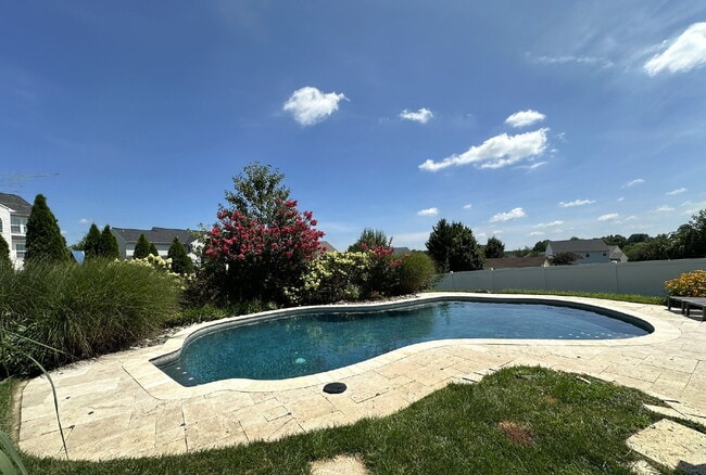 Building Photo - Gorgeous 6-Bedroom 3.5-Bath Colonial in Ma...