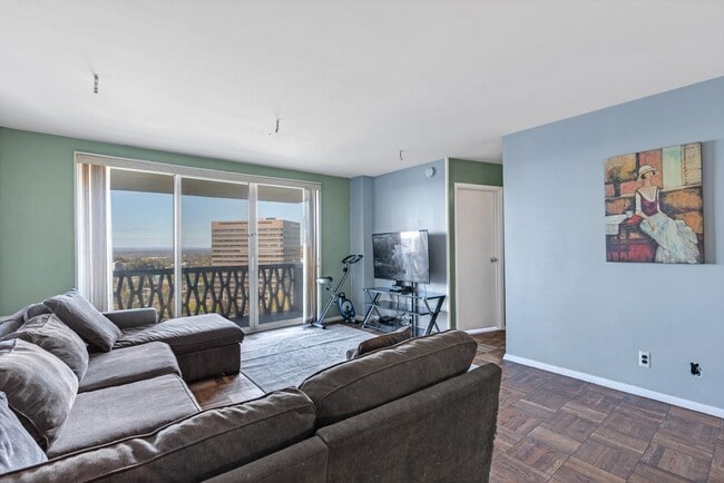 Building Photo - 2000 Linwood Ave