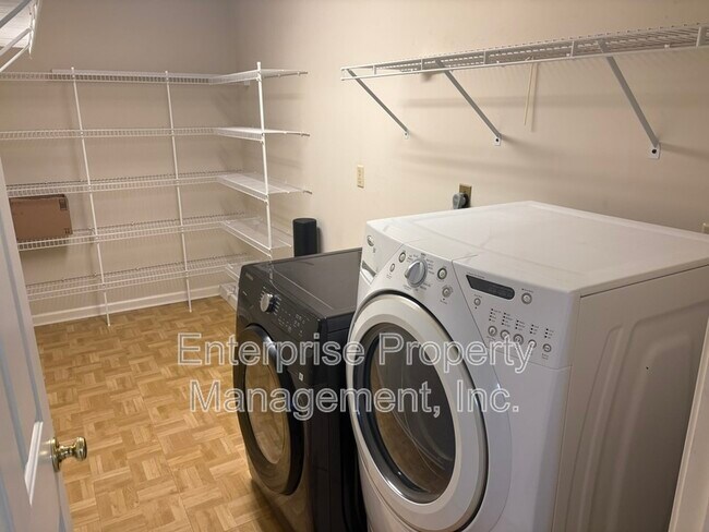 Building Photo - 6894 Hedgewood Ln