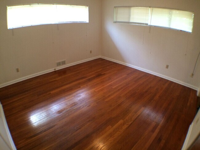 Building Photo - Charismatic 3 Bed 2 Bath Home!